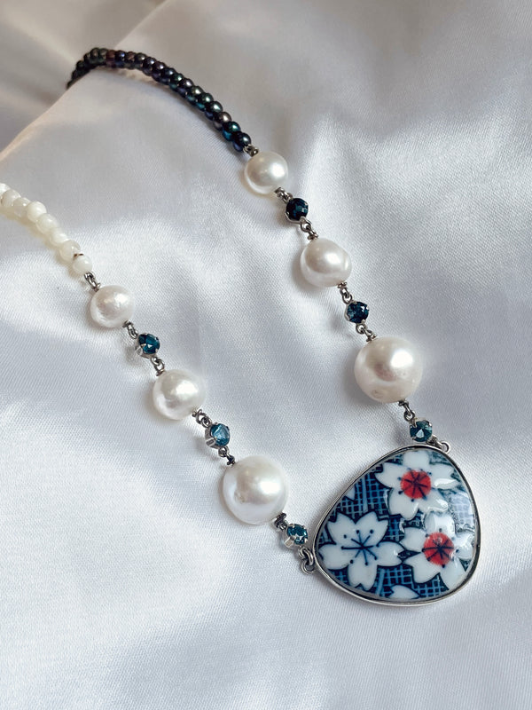 Colar Yao II Porcelana, Pérolas, Topázio London, Madrepérola e Prata Kahla