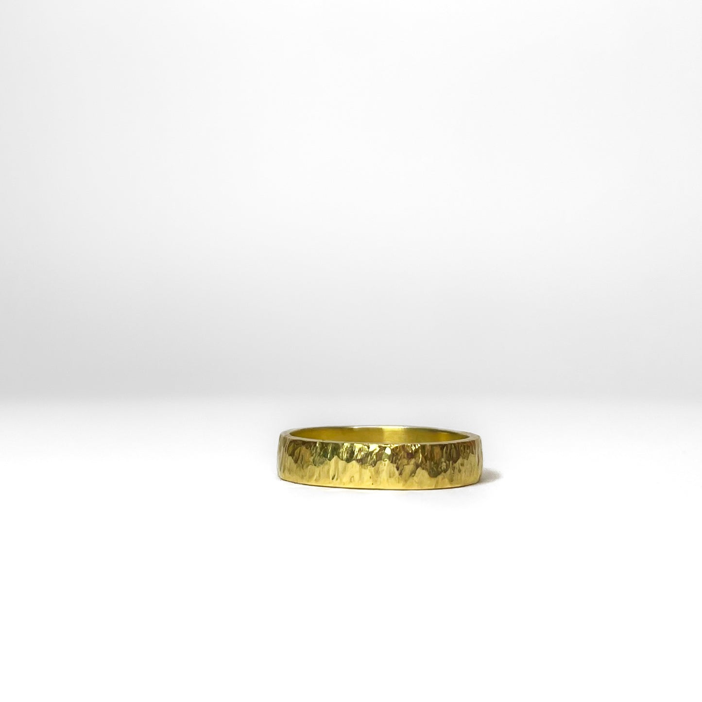 Par de Alianças Rústicas Ouro 18k Kahla