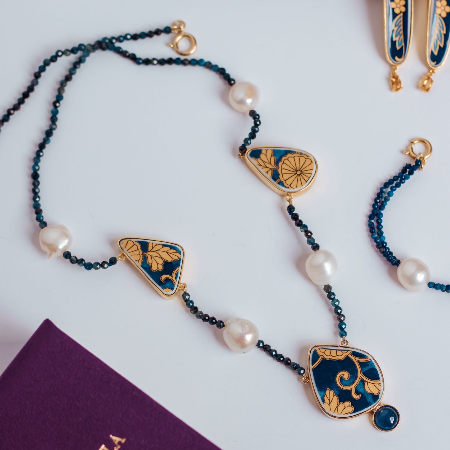 Colar Yao Gold I Porcelana, Tanzanita, Pérolas, Lápis Lázuli e Prata com Banho de Ouro 18k Kahla