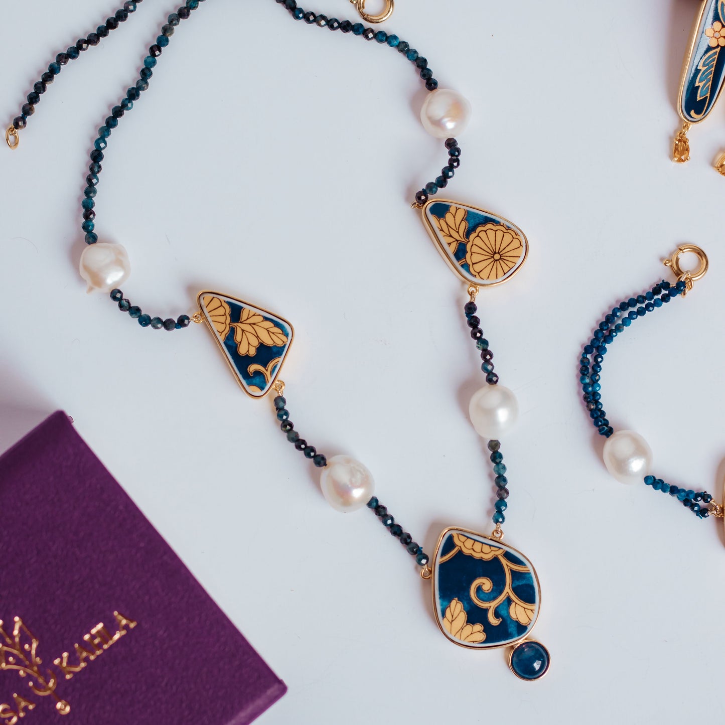 Colar Yao Gold I Porcelana, Tanzanita, Pérolas, Lápis Lázuli e Prata com Banho de Ouro 18k Kahla