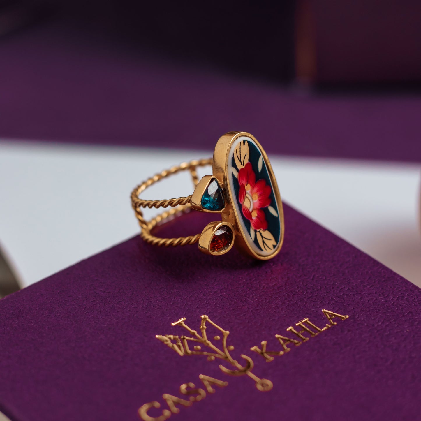 Anel Yao Gold II Porcelana,Topázio London, Prata e Banho de Ouro 18k Kahla