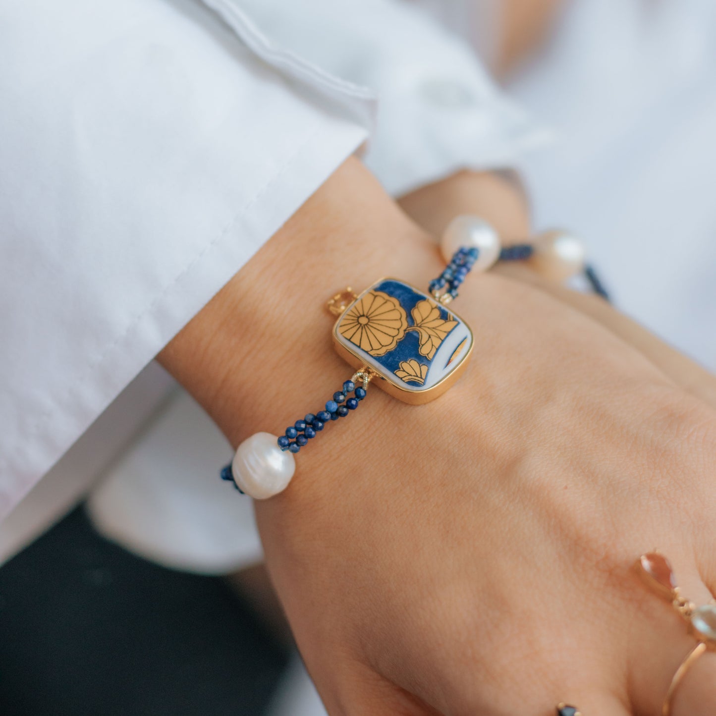 Pulseira Yao Gold I Porcelana, Pérolas, Citrino, Lápis Lázuli e Prata com Banho de Ouro 18k Kahla