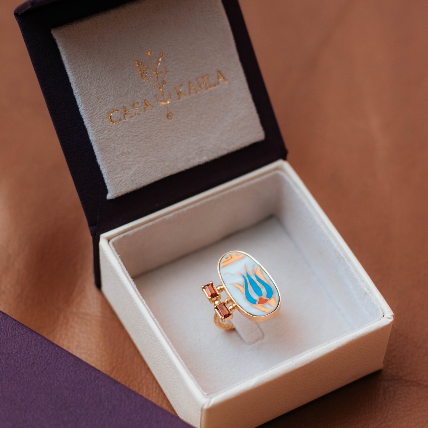 Anel Yao Gold I Porcelana, Rubelita e Prata com Banho de Ouro 18k Kahla