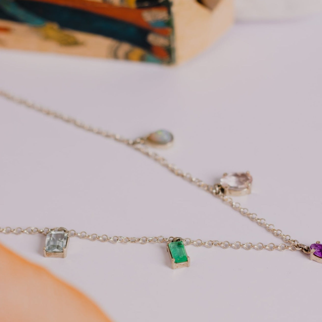 Colar Te Amo Topázio Azul, Esmeralda, Ametista, Morganita, Opala e Prata Kahla
