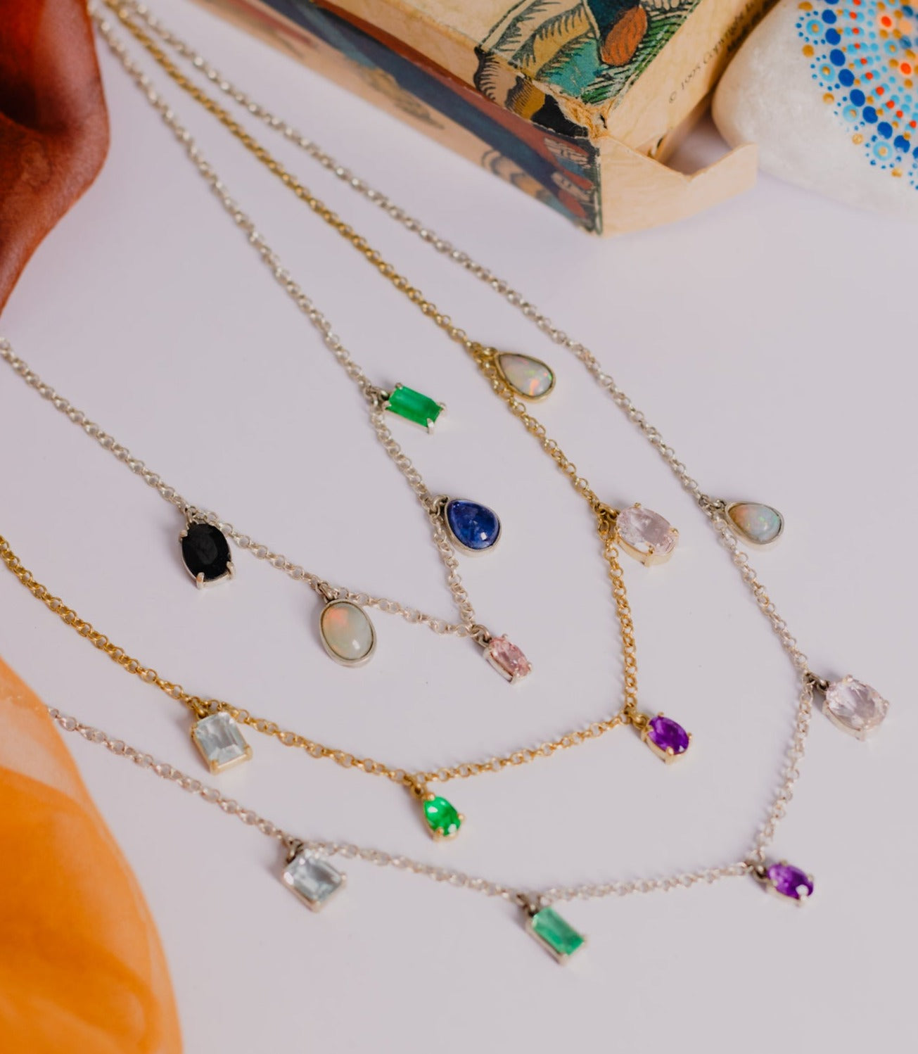 Colar Te Amo Topázio Azul, Esmeralda, Ametista, Morganita, Opala e Prata Kahla