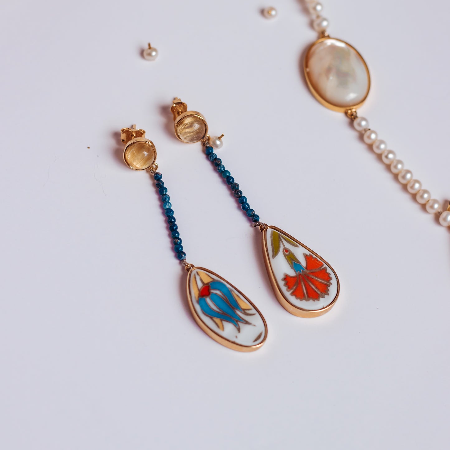 Brincos Yao Gold II Porcelana, Rutilo, Lápis Lázuli, Prata com Banho de Ouro 18k Kahla