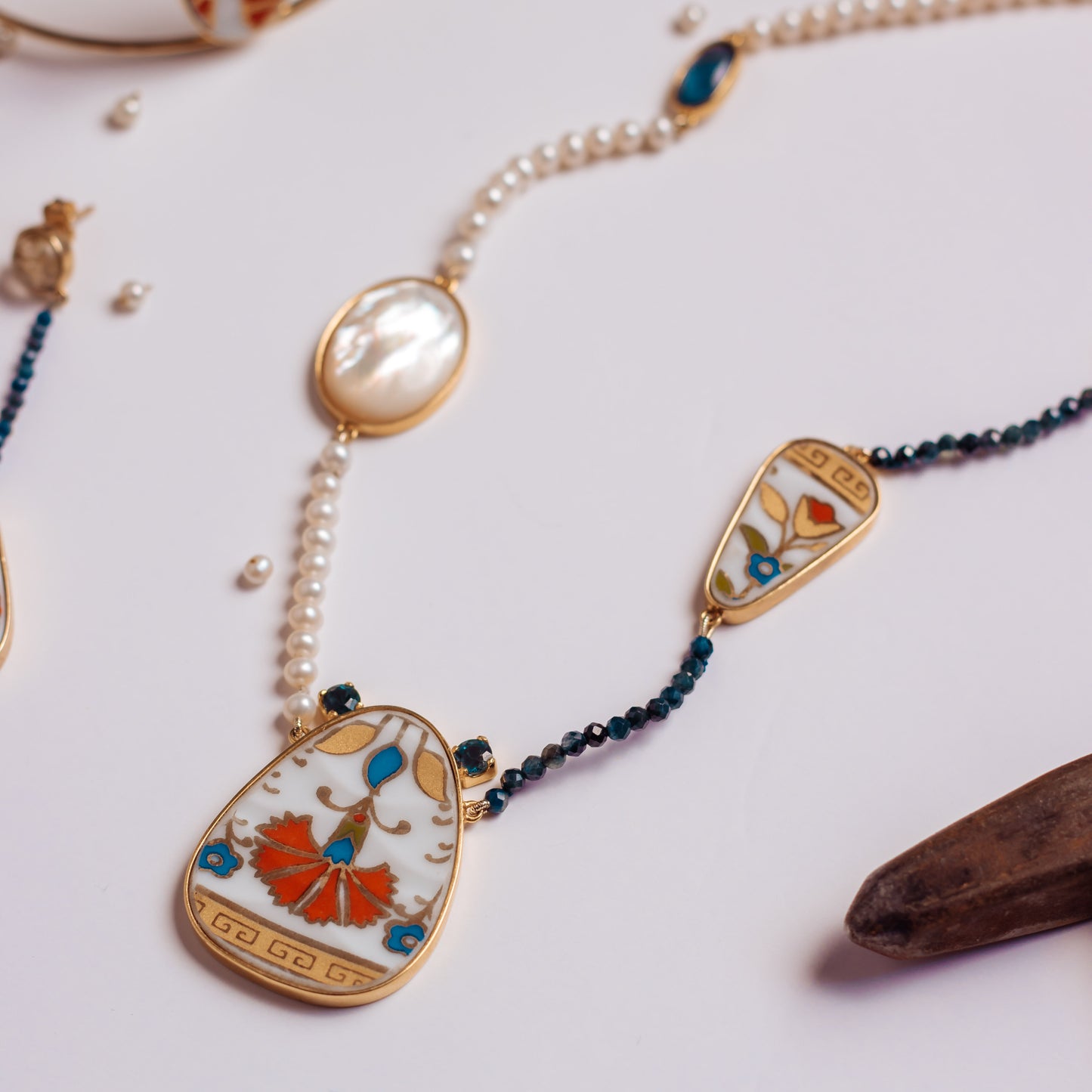 Colar Yao Gold II, Porcelana, Pérola, Cianita, Topázio London, Lápis Lázuli e Prata com Banho de Ouro 18k Kahla