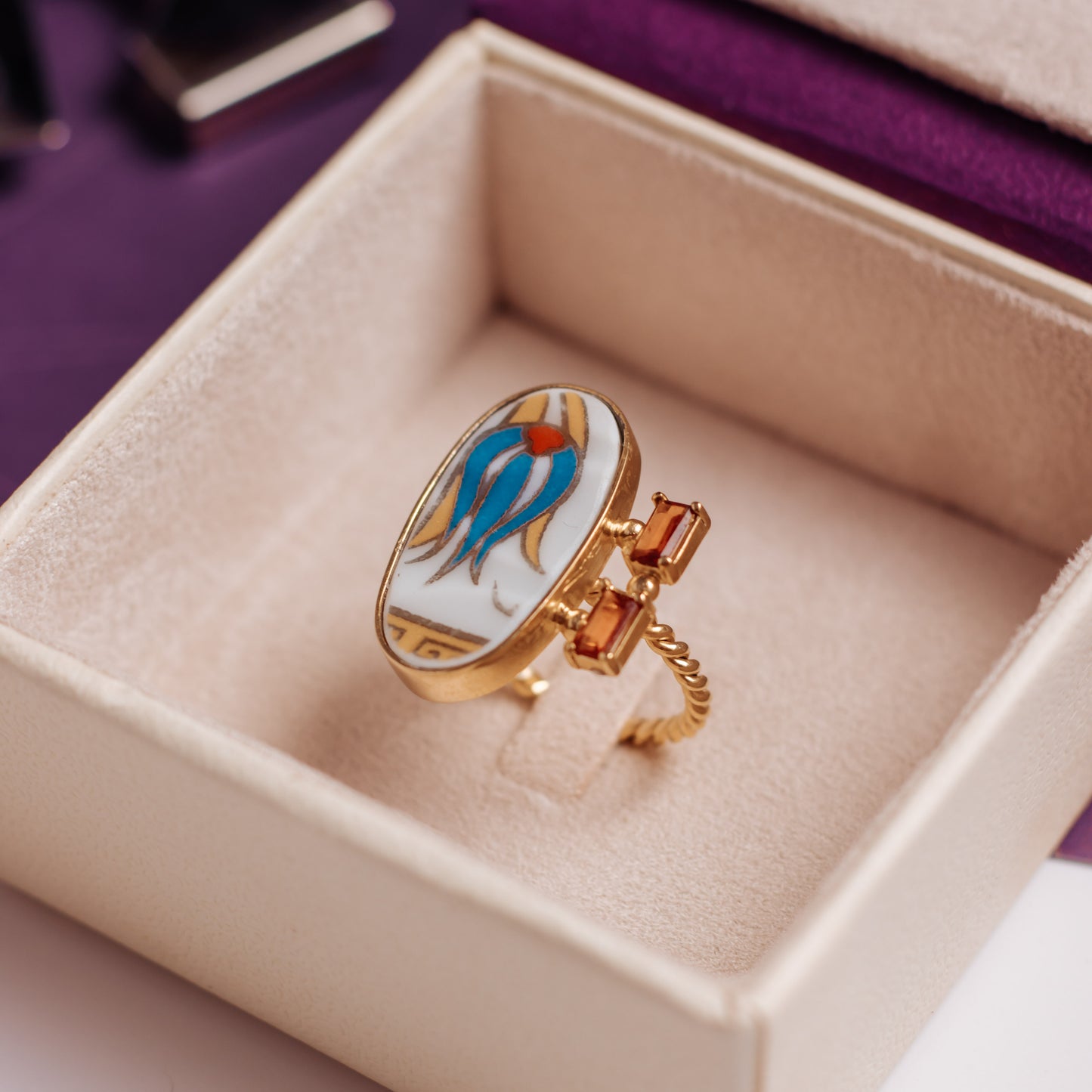 Anel Yao Gold I Porcelana, Rubelita e Prata com Banho de Ouro 18k Kahla