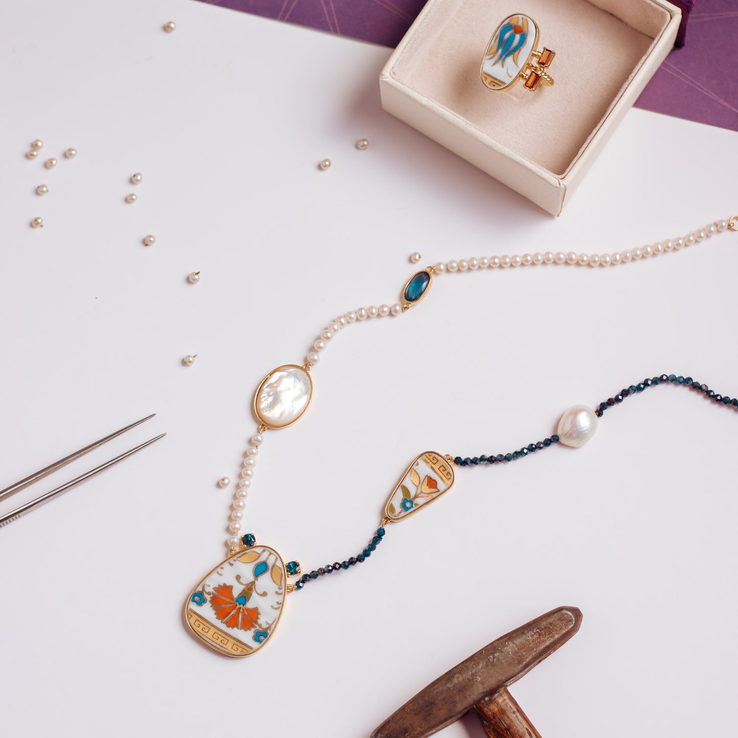 Colar Yao Gold II, Porcelana, Pérola, Cianita, Topázio London, Lápis Lázuli e Prata com Banho de Ouro 18k Kahla