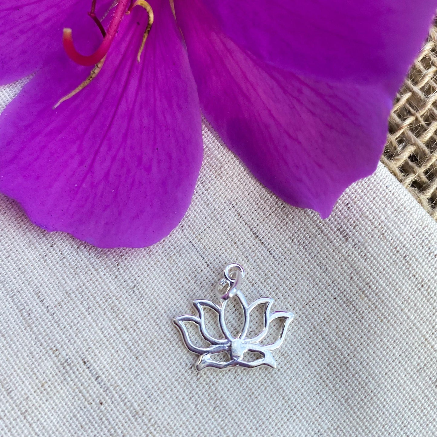 Pingente Flor de Lótus Vazado Prata usekahla.com