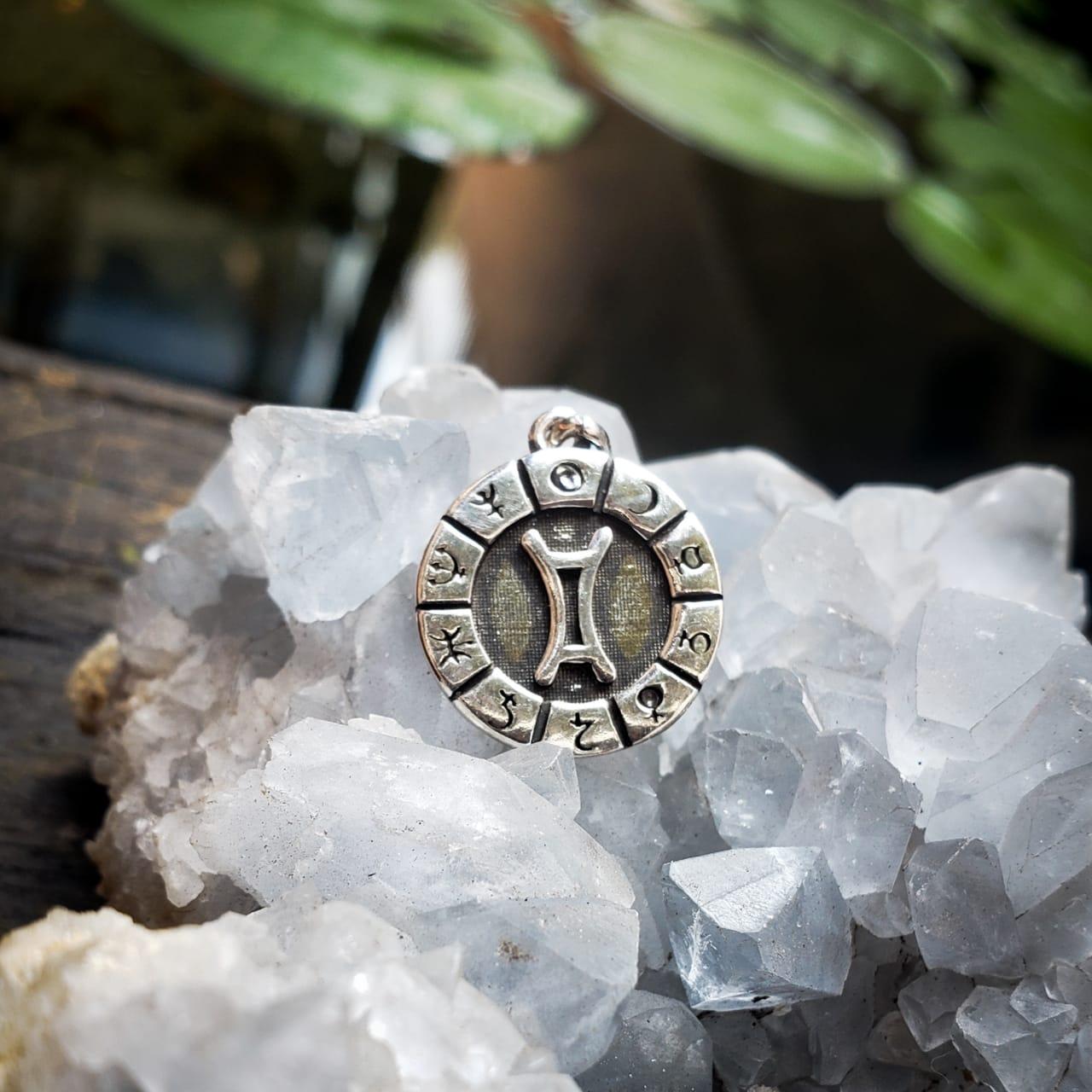 Pingente Medalha Signos e Planetas - Gêmeos | Prata 925 usekahla.com