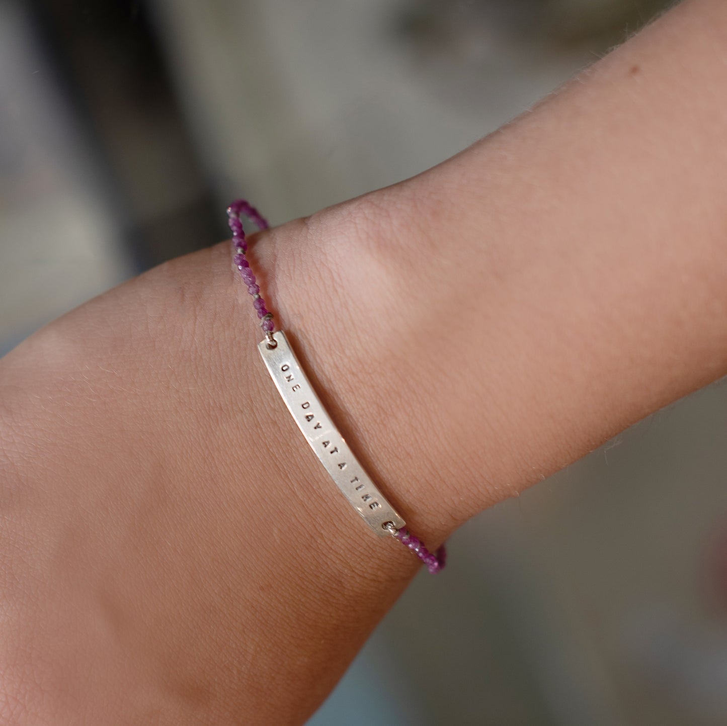 Pulseira One Day At a Time | Rubi e Prata 925 usekahla.com