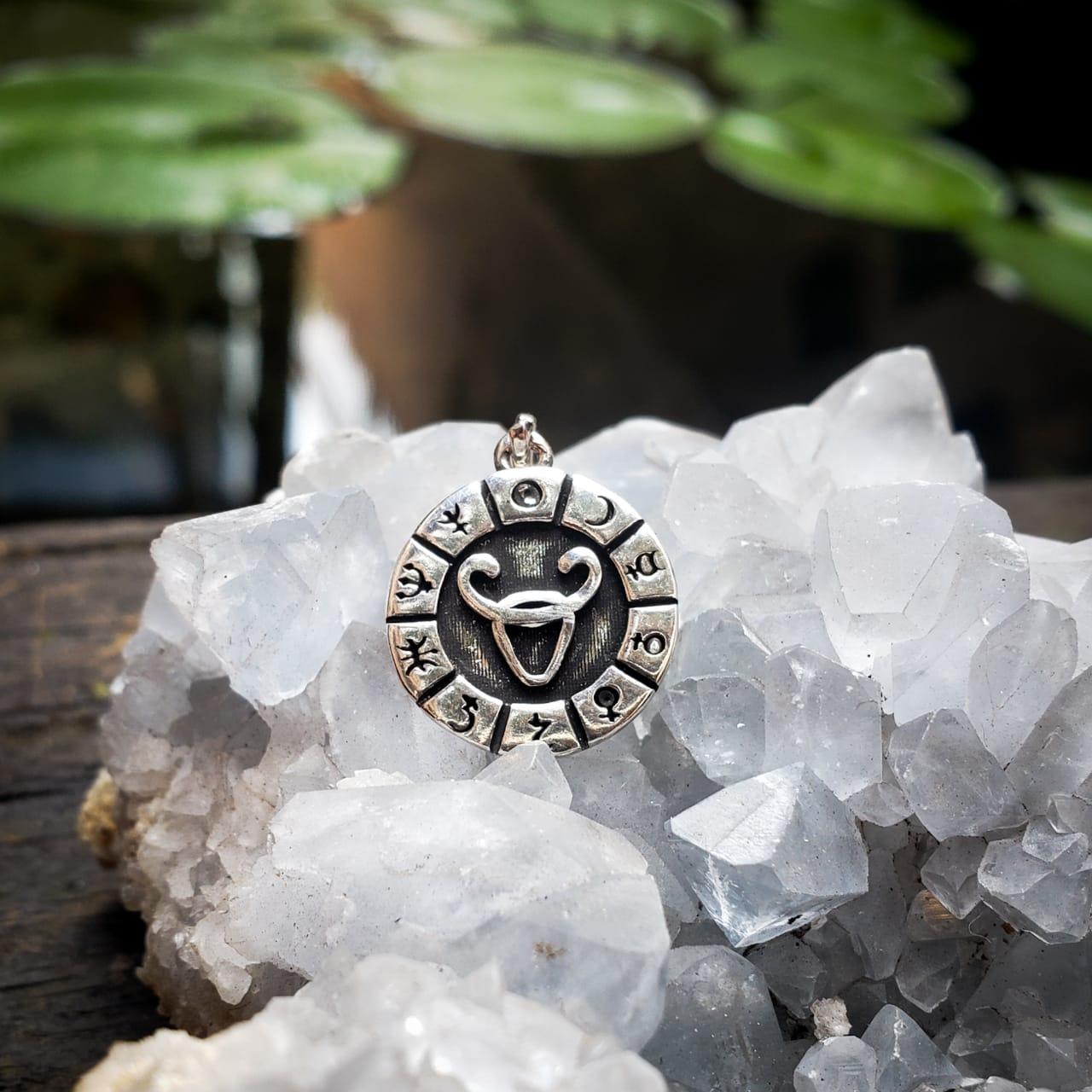 Pingente Medalha Signos e Planetas - Touro | Prata 925 usekahla.com