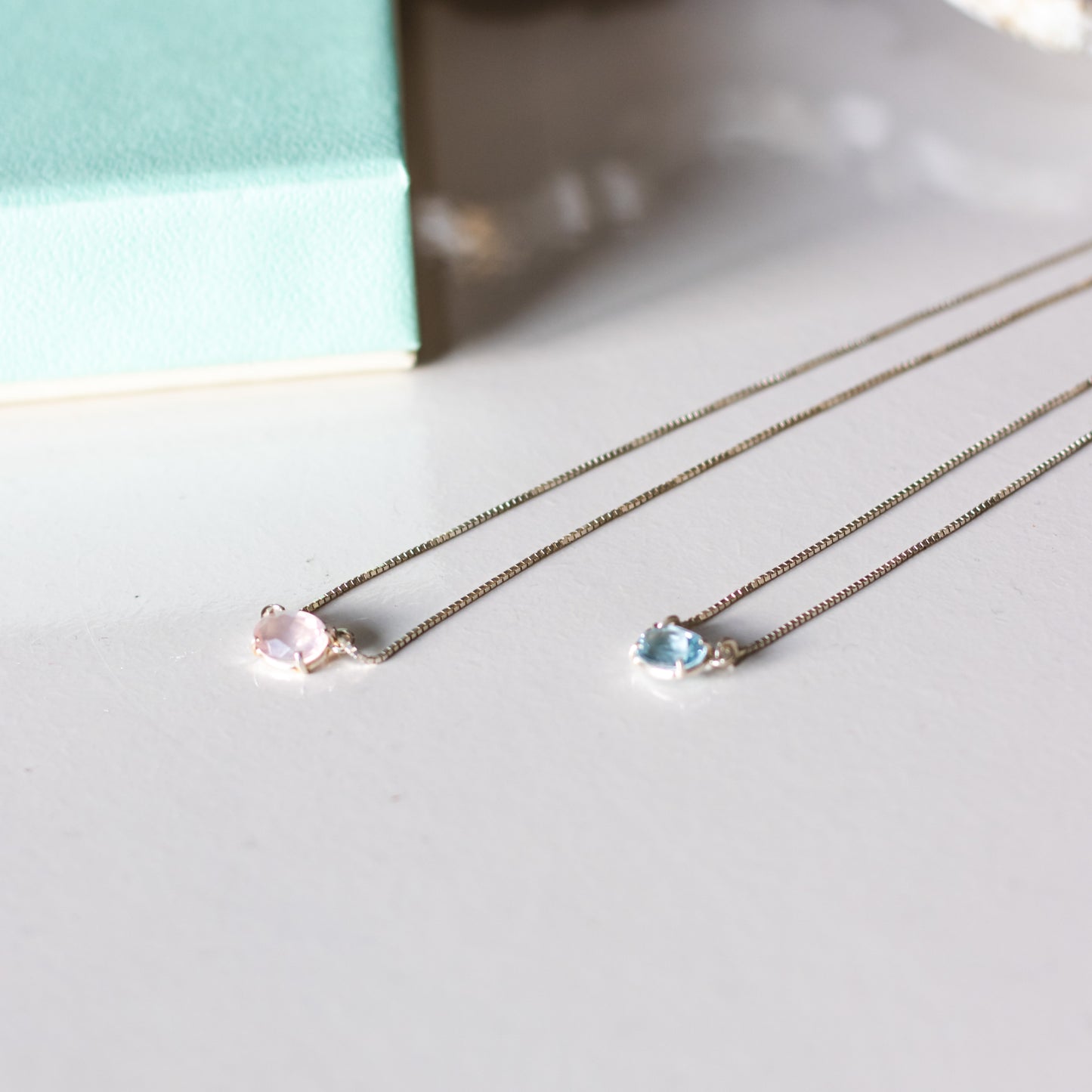 Escapulário Ilumiara Água- Marinha, Quartzo Rosa e Prata usekahla.com