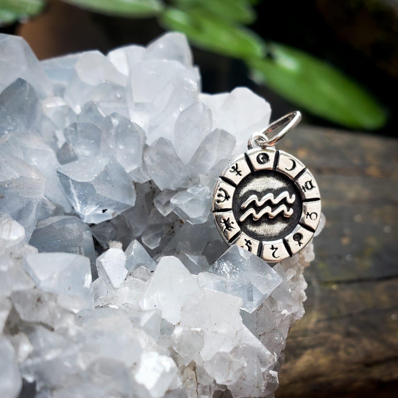 Pingente Medalha Signos e Planetas Aquário Prata usekahla.com