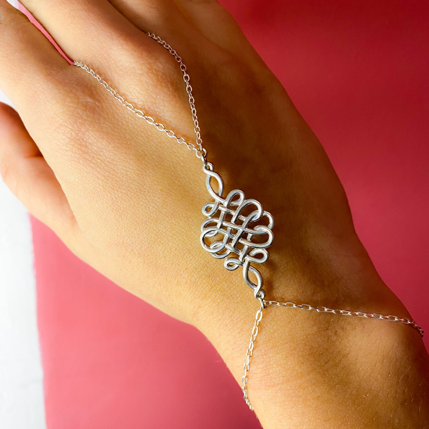Pulseira de Mão Nó Cósmico Prata usekahla.com