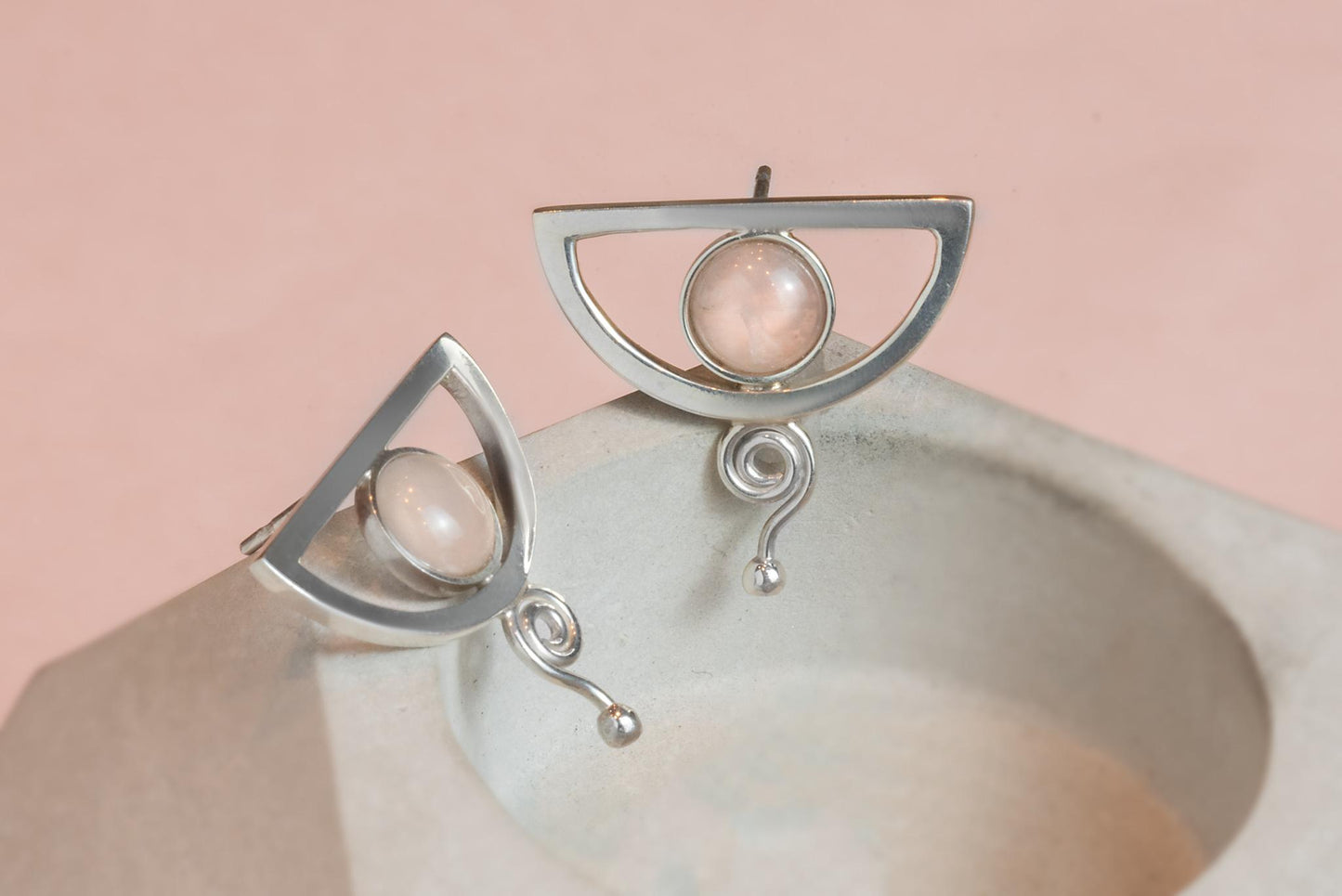 Brinco Odara Semicírculo | Quartzo Rosa e Prata 925 usekahla.com