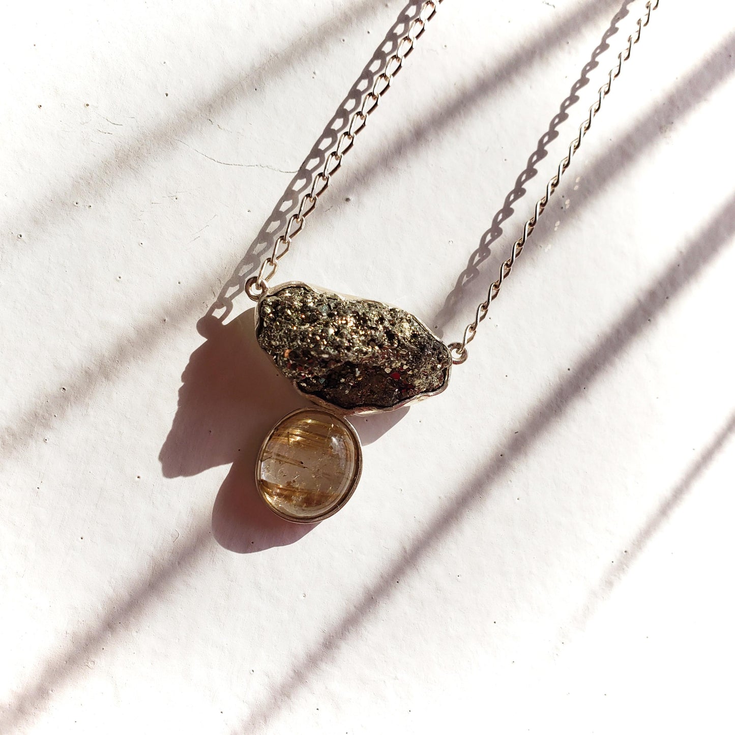 Colar Luz Cósmica| Pirita, Quartzo Rutilado e Prata 925 usekahla.com
