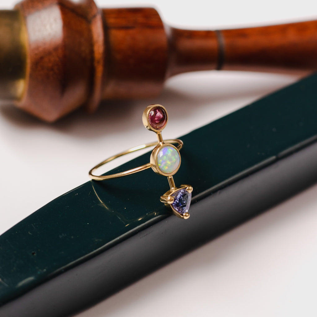 Anel Zora I Opala, Tanzanita, Turmalina Rosa e Ouro 18k Kahla