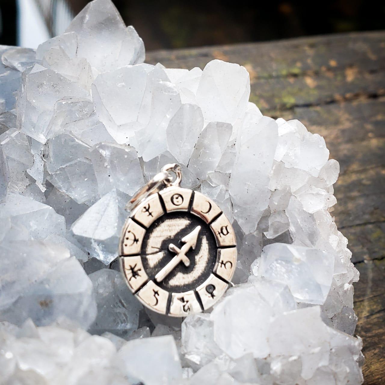 Pingente Medalha Signos e Planetas - Sagitário | Prata 925 usekahla.com