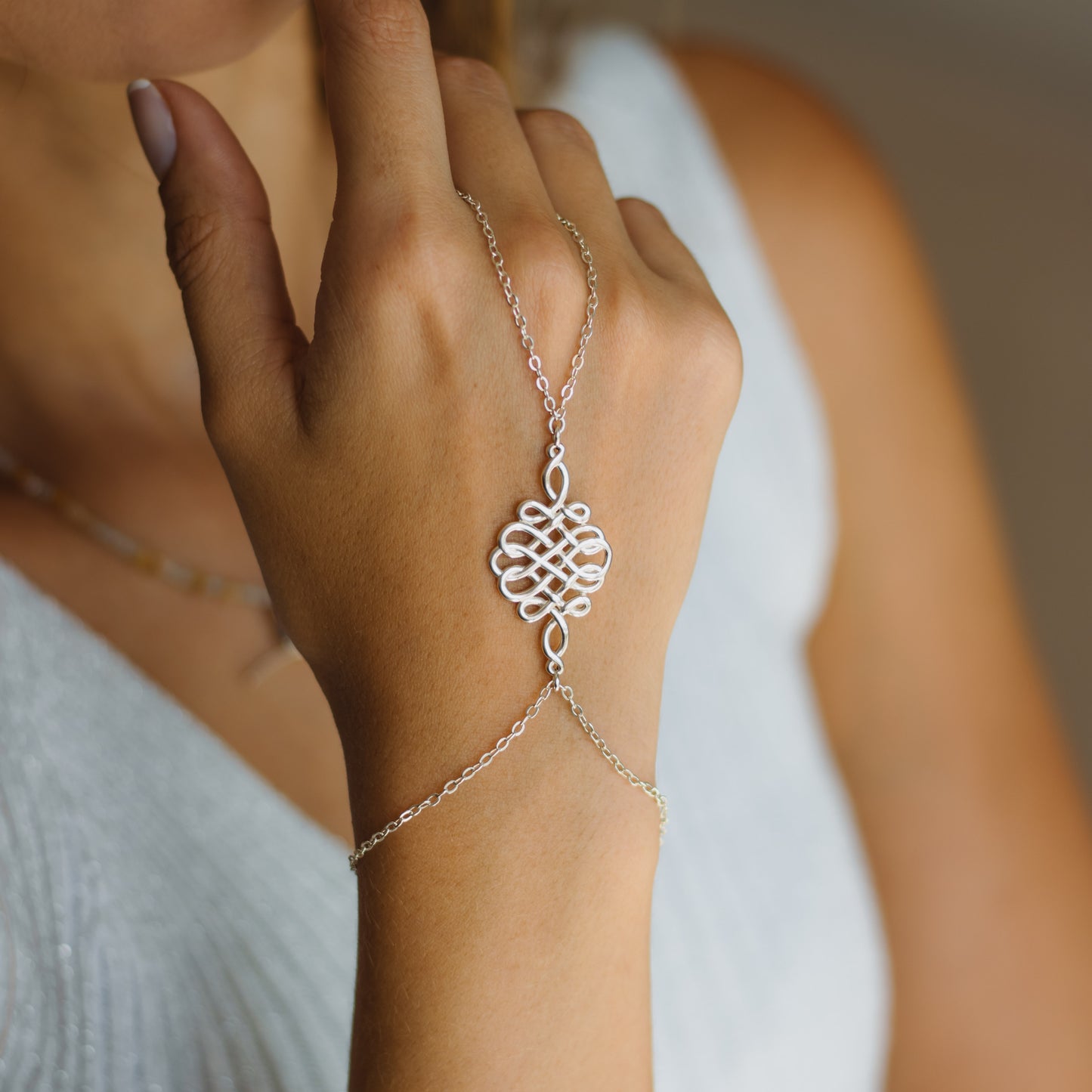 Pulseira de Mão Nó Cósmico Prata usekahla.com