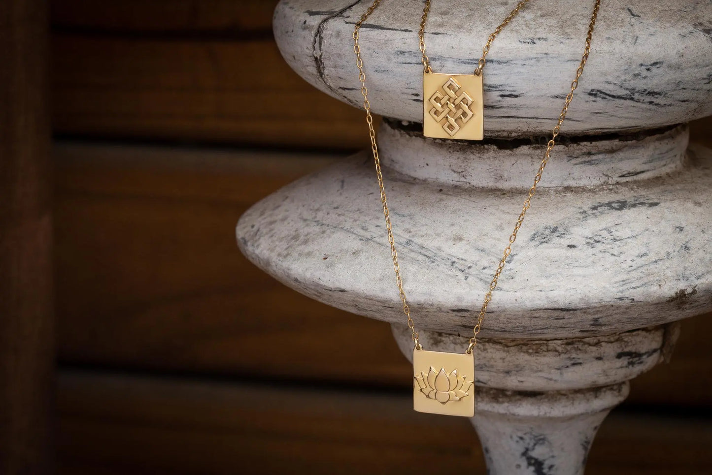 Escapulário Flor de Lótus + Nó Infinito | Prata 925 e Banho de Ouro 18k usekahla.com