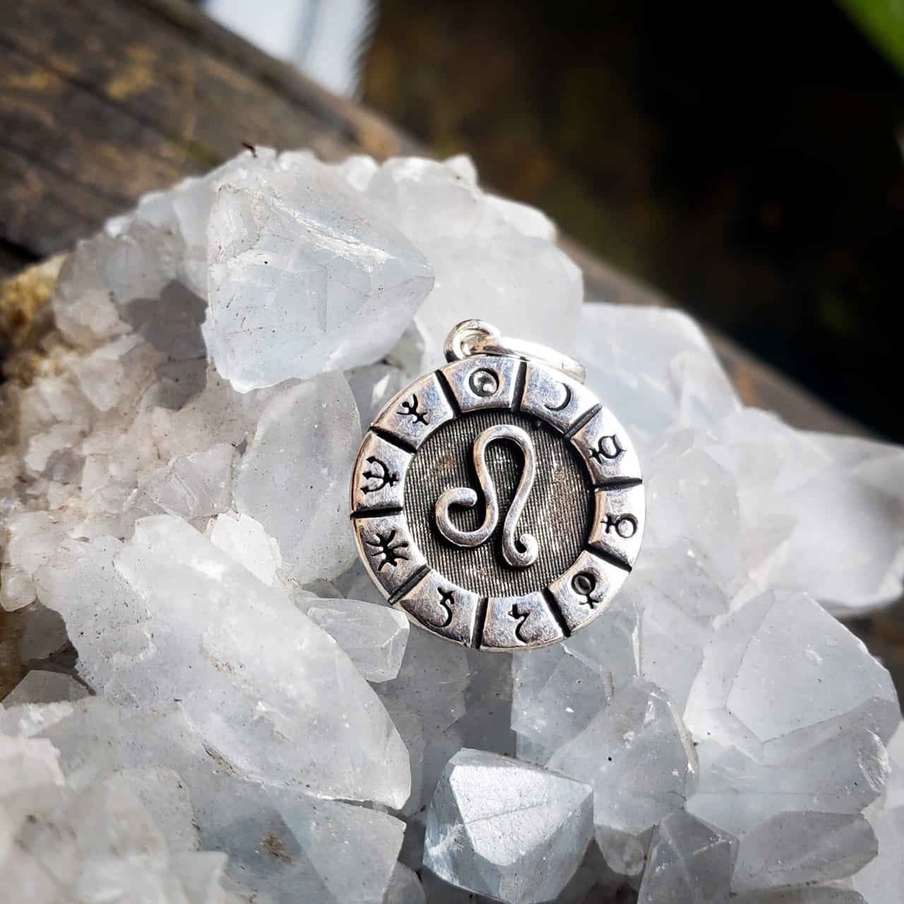 Pingente Medalha Signos e Planetas - Leão | Prata 925 usekahla.com
