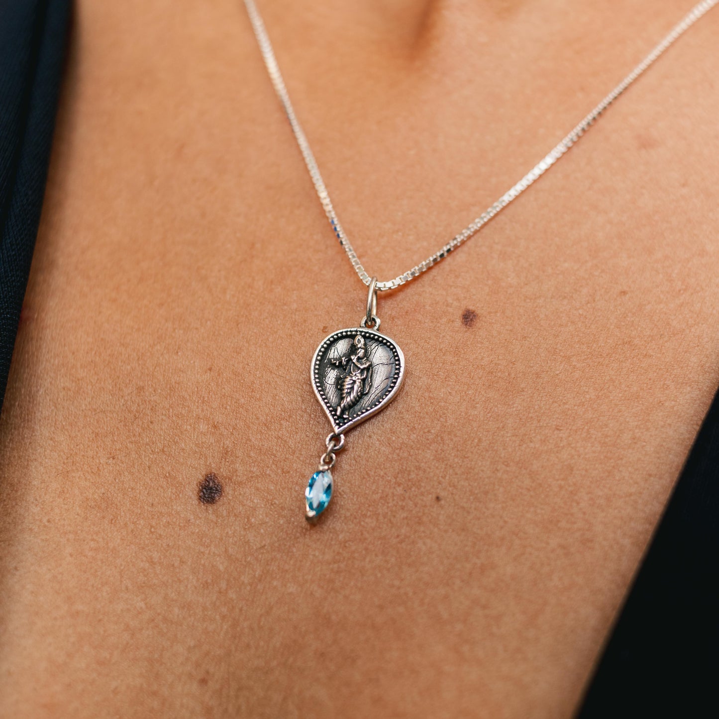 Pingente Krishna Topázio Azul e Prata usekahla.com