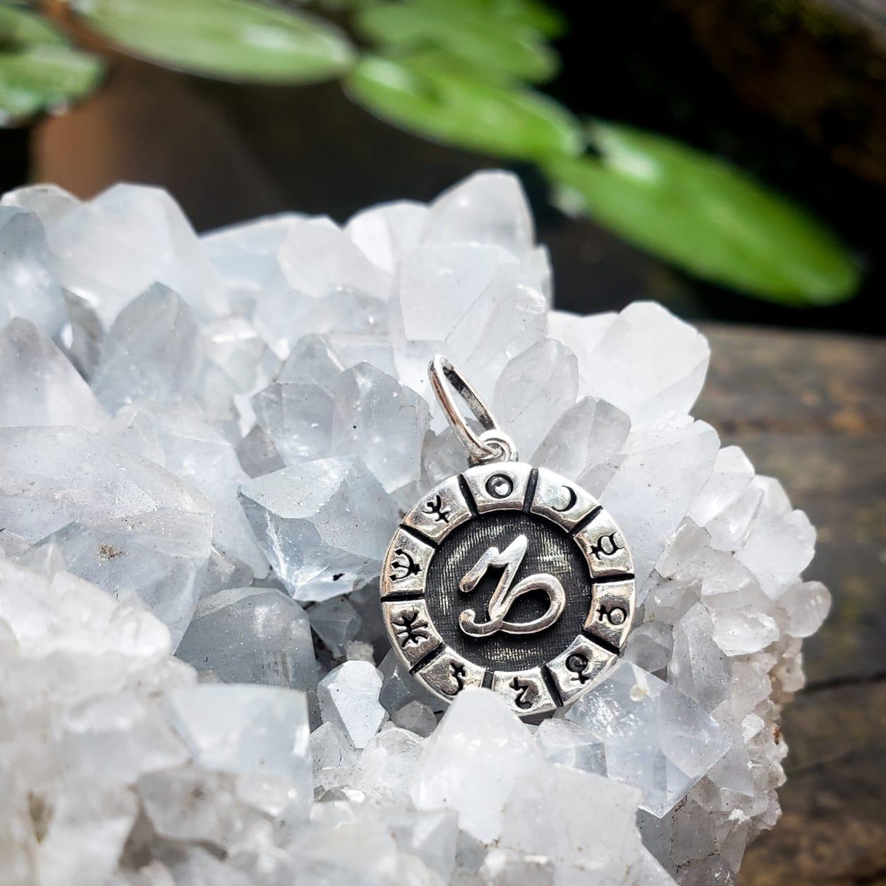 Pingente Medalha Signos e Planetas - Capricórnio | Prata 925 usekahla.com