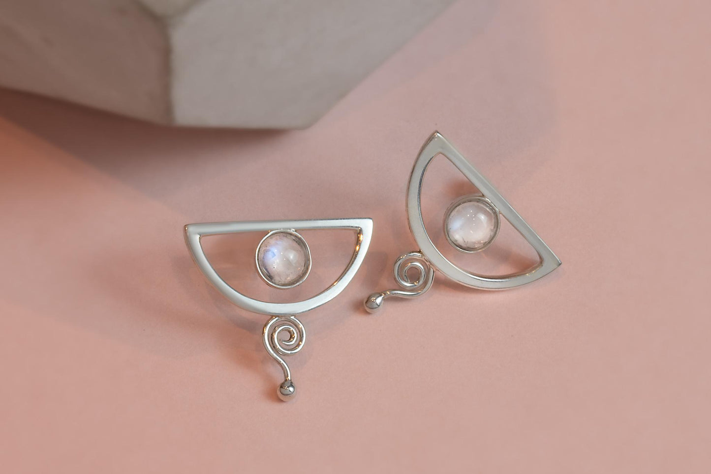 Brinco Odara Semicirculo | Pedra da Lua e Prata 925 usekahla.com