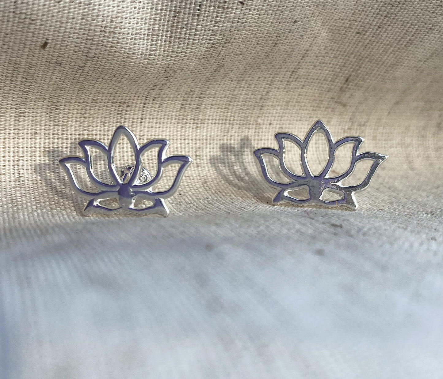 Brinco Flor de Lótus Vazado Prata usekahla.com
