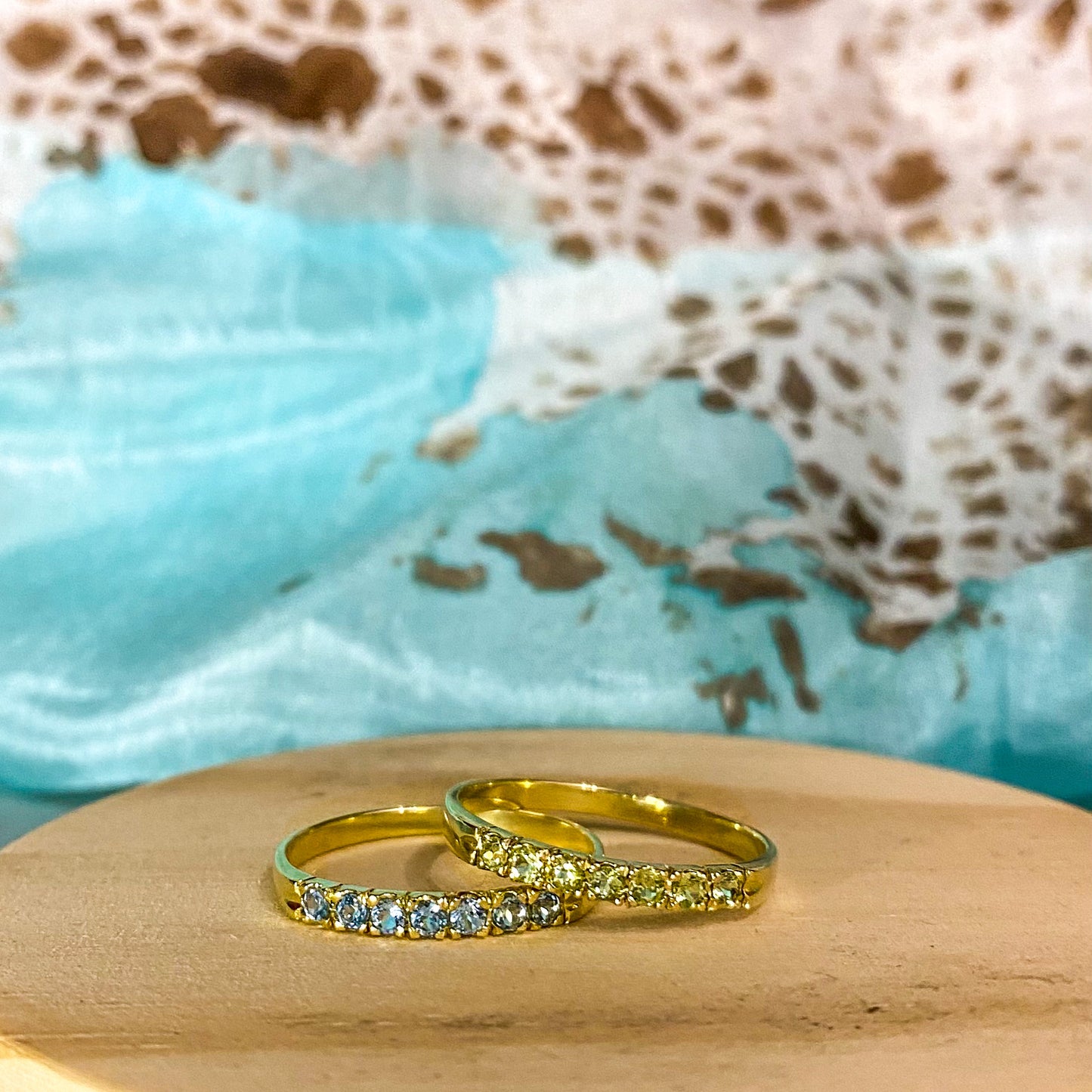 Anel Meia Aliança Peridoto e Ouro18k Kahla
