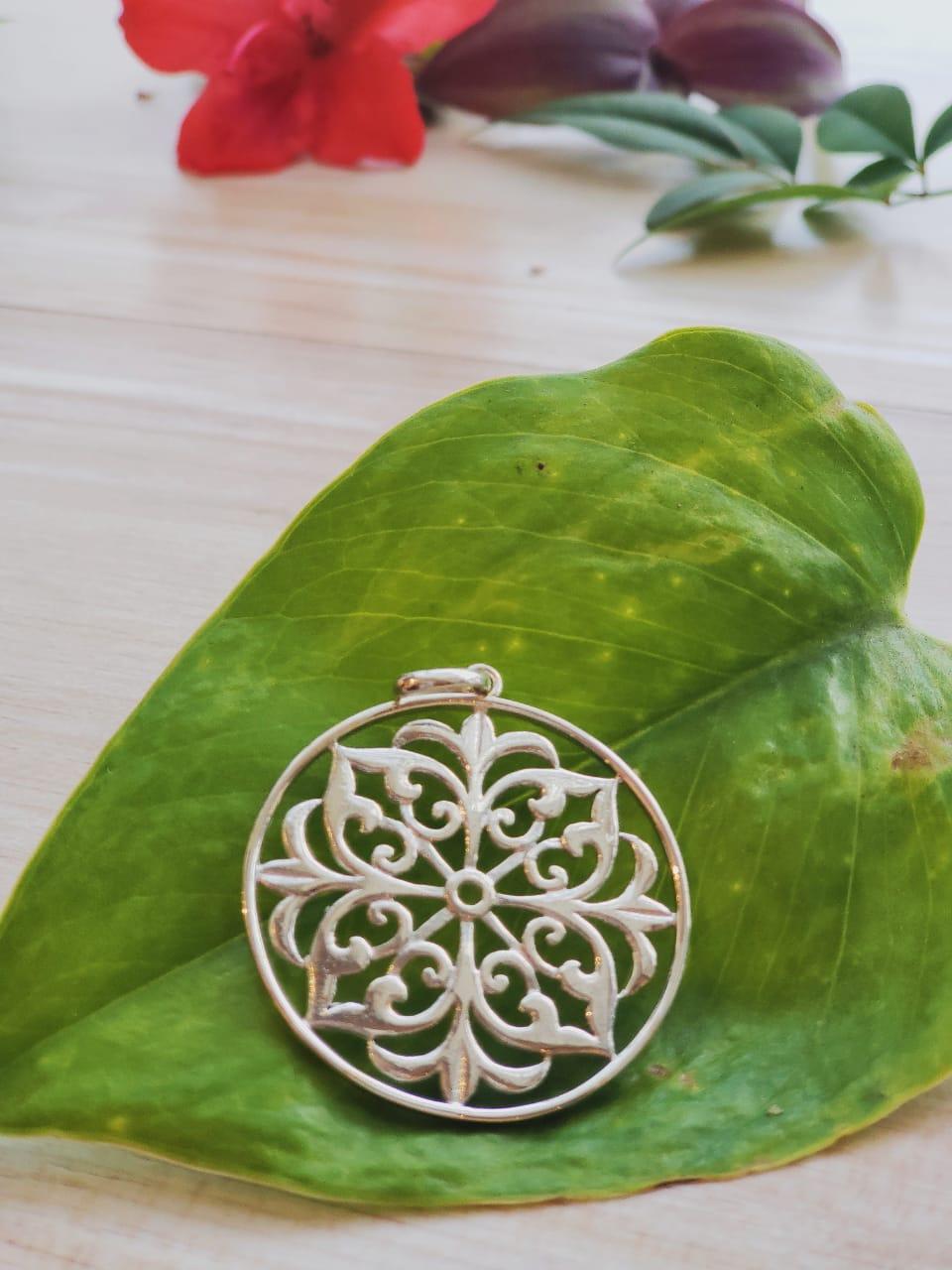 Pingente Mandala Vitoriana | Prata 925 usekahla.com