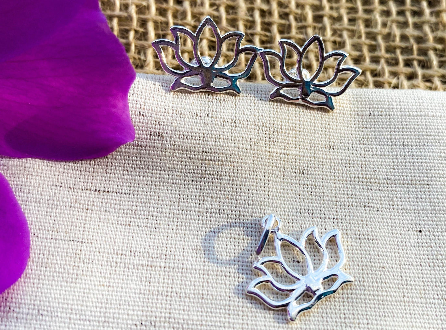 Brinco Flor de Lótus Vazado Prata usekahla.com