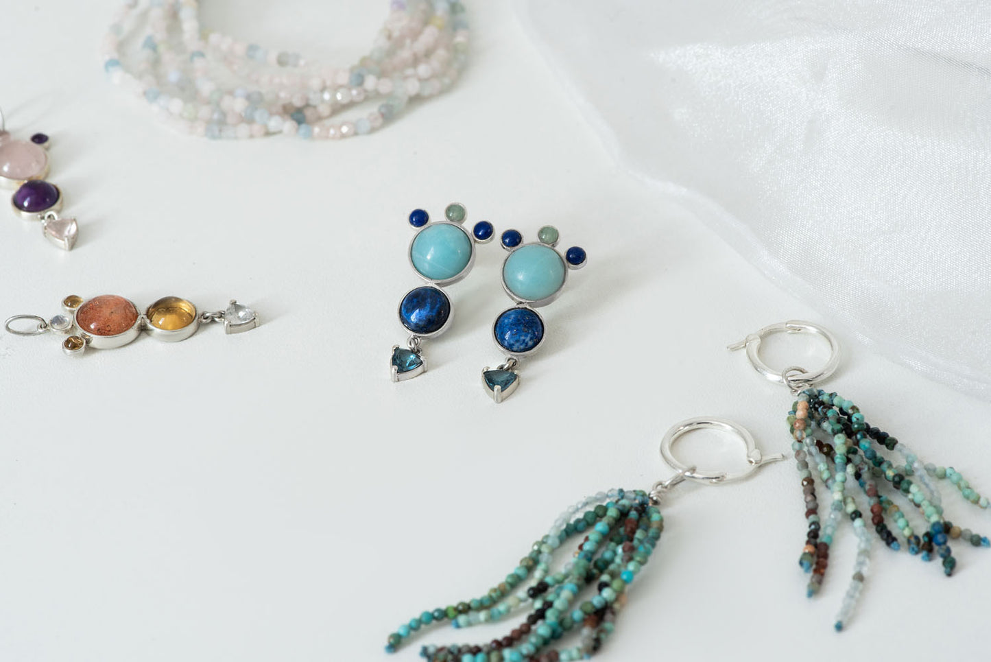 Brinco Jaya Amazonita, Lapis-Lázuli, Quartzo verde, Topázio London e Prata Kahla
