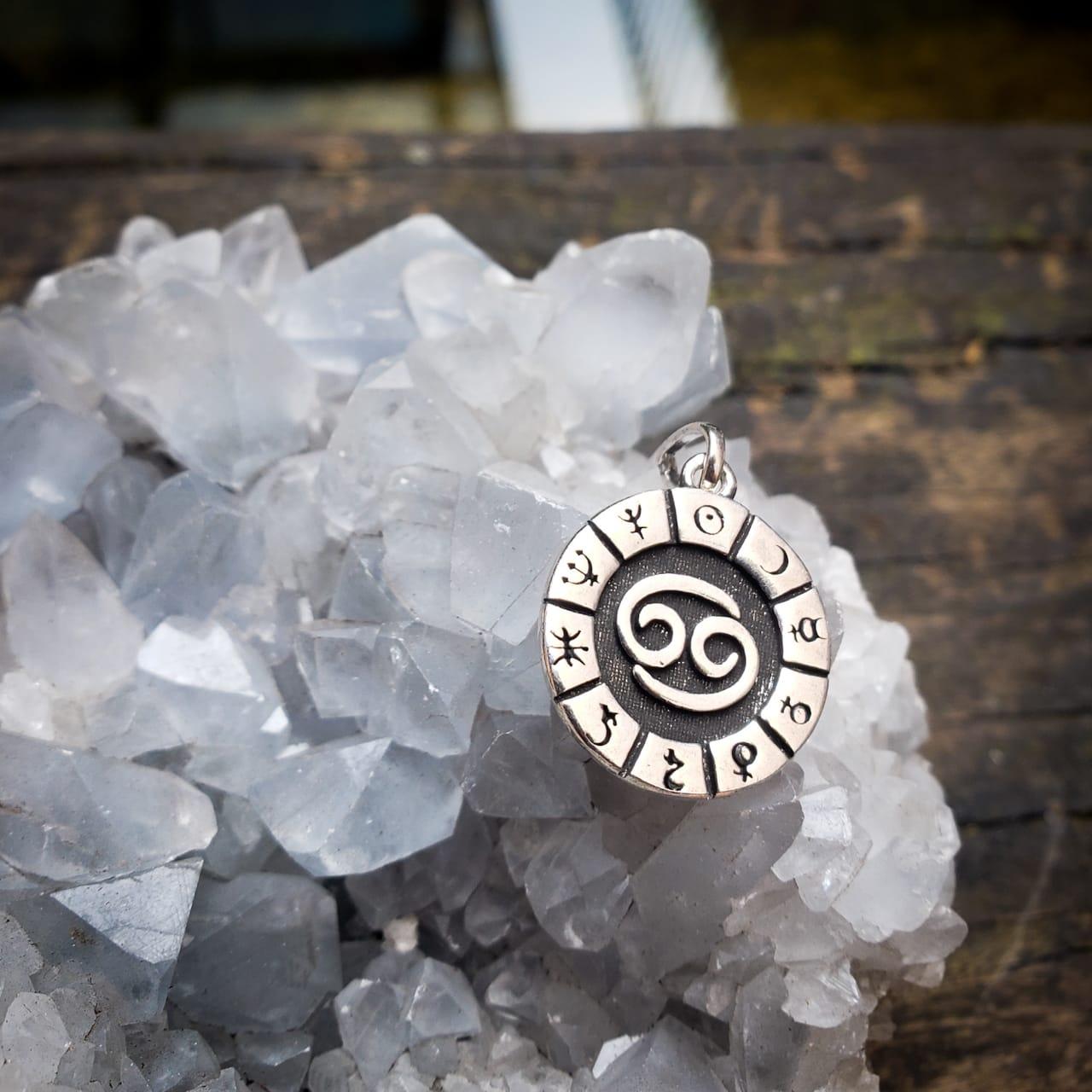 Pingente Medalha Signos e Planetas - Câncer | Prata 925 usekahla.com