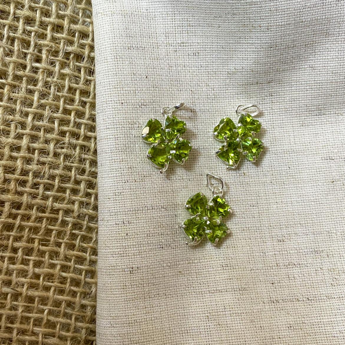 Pingente Trevo 4 Folhas Prata e Peridoto usekahla.com
