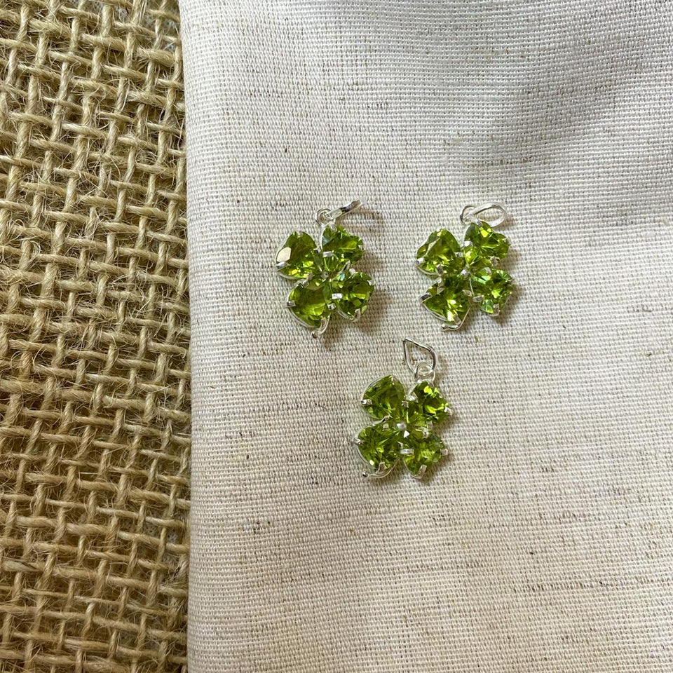 Pingente Trevo 4 Folhas Prata e Peridoto usekahla.com