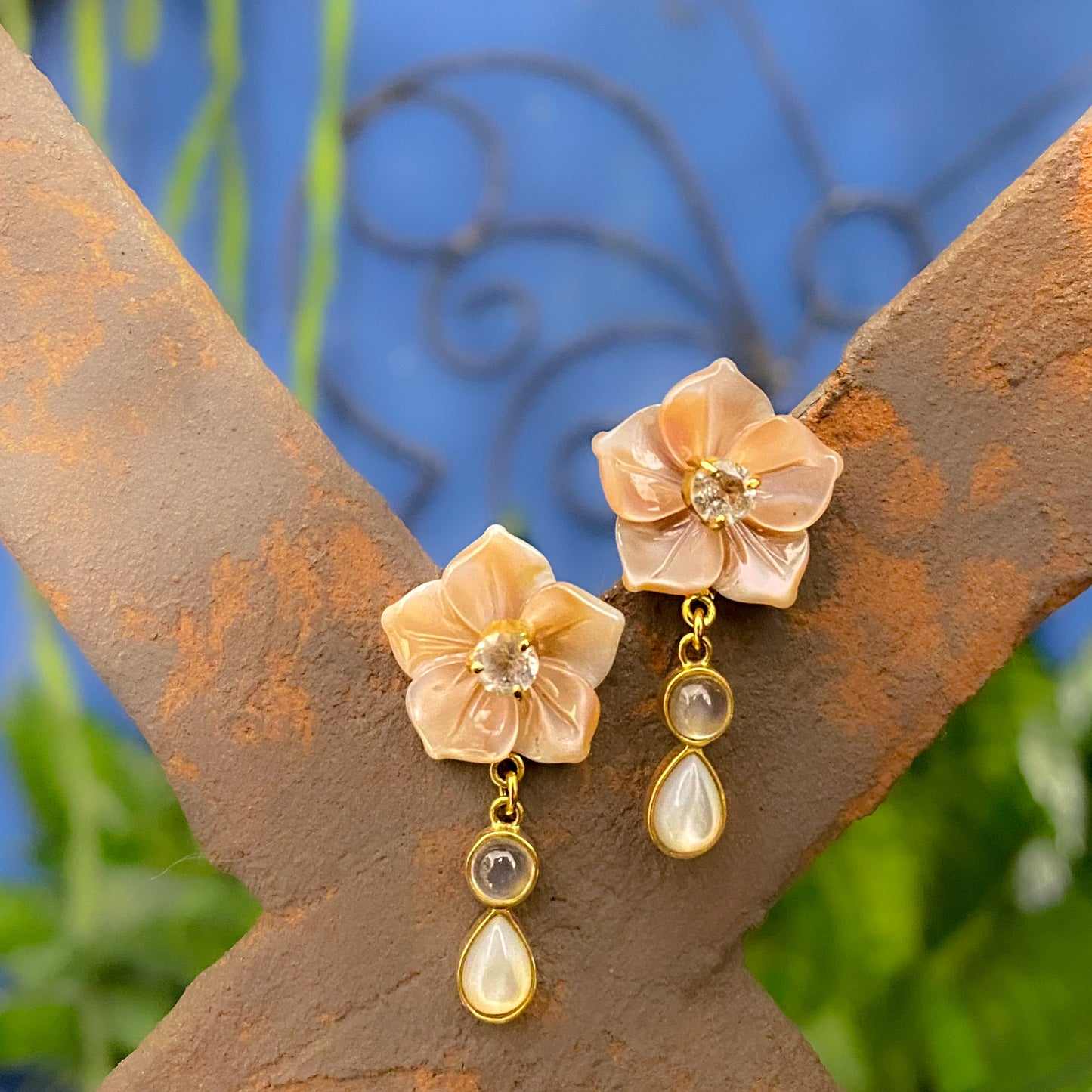 Brinco Flor Madrepérola, Topázio Branco, Pedra da Lua e Ouro18k Kahla