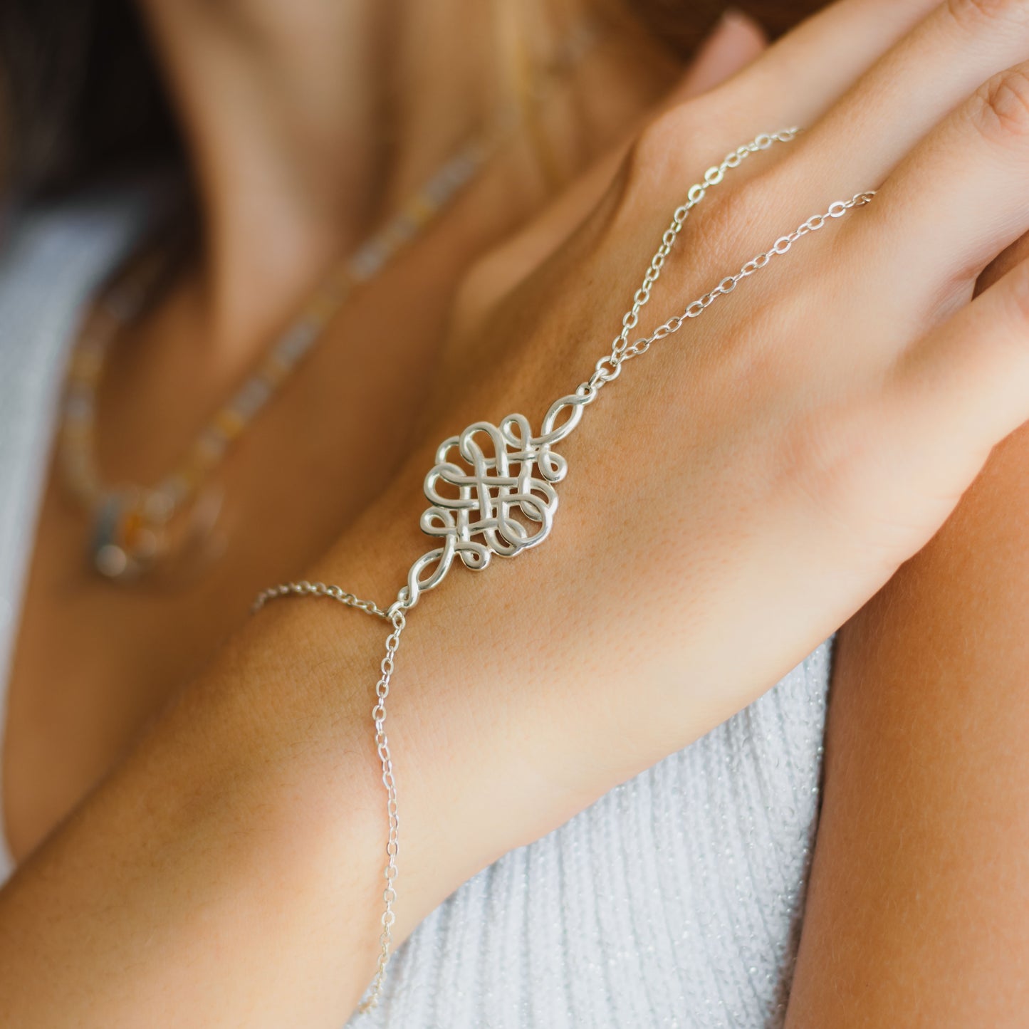 Pulseira de Mão Nó Cósmico Prata usekahla.com