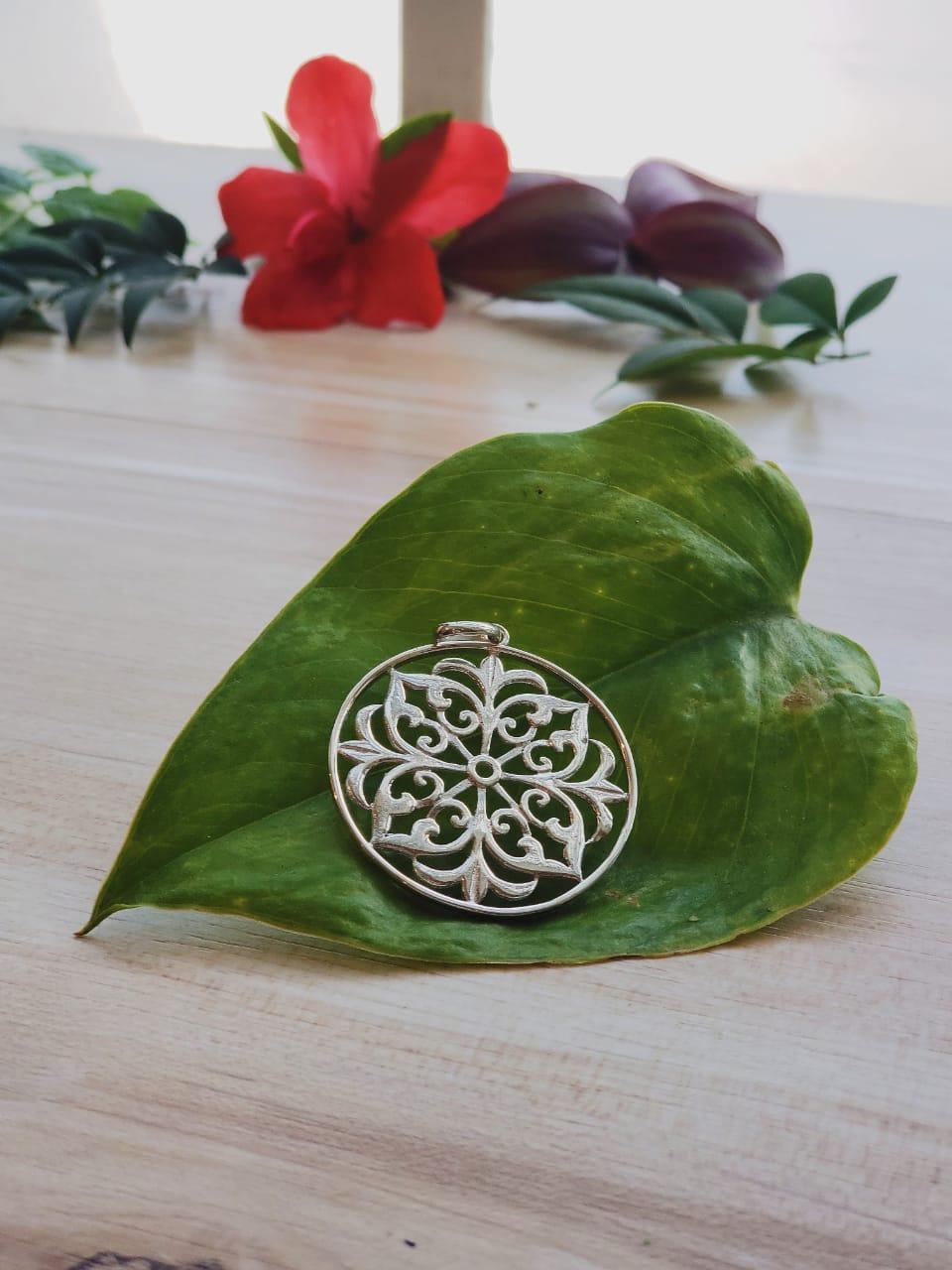 Pingente Mandala Vitoriana | Prata 925 usekahla.com