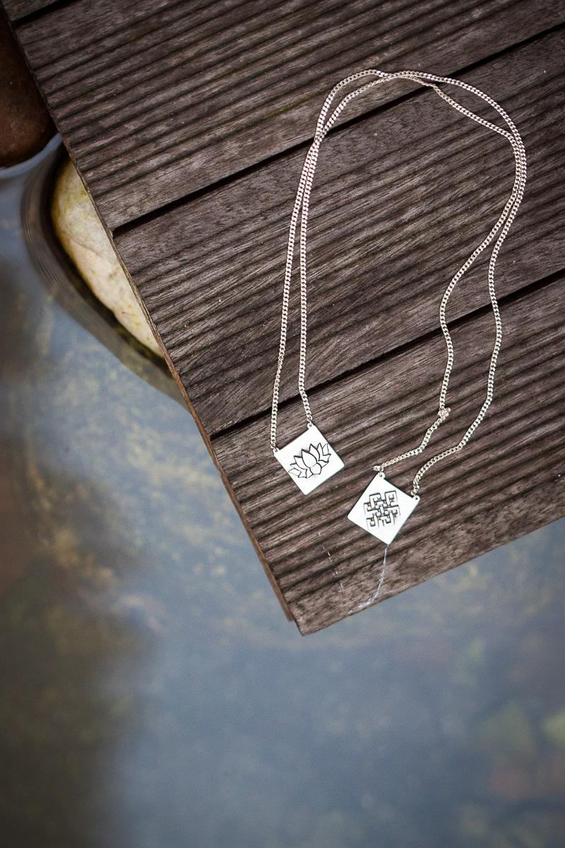 Escapulário Flor de Lótus & Nó Infinito | Prata usekahla.com