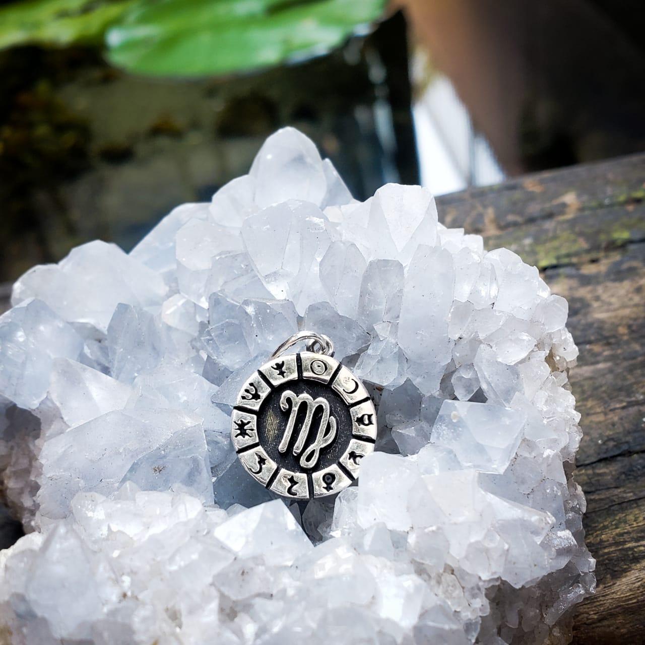 Pingente Medalha Signos e Planetas - Virgem | Prata 925 usekahla.com