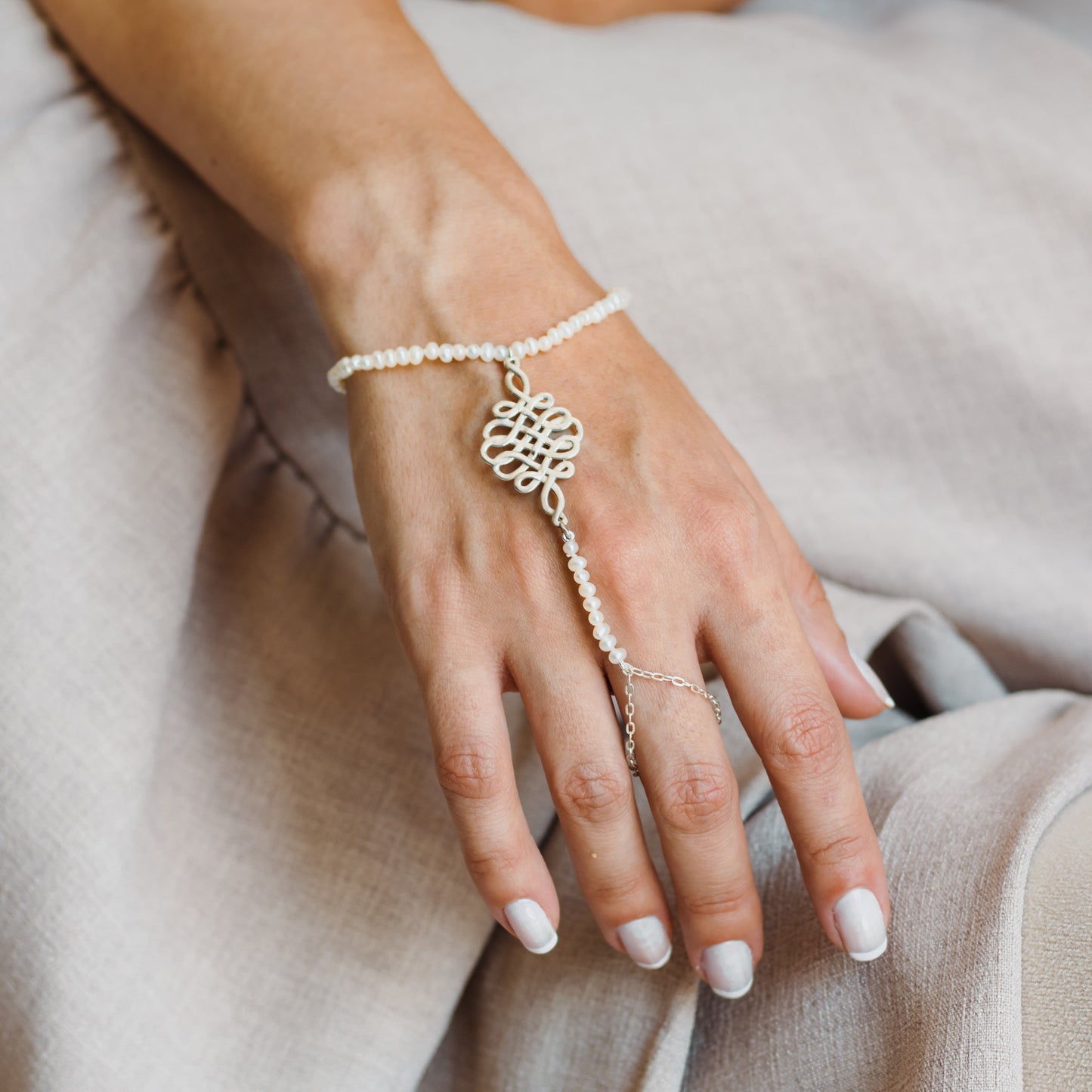 Pulseira de Mão Nó Cósmico | Pérolas e Prata usekahla.com