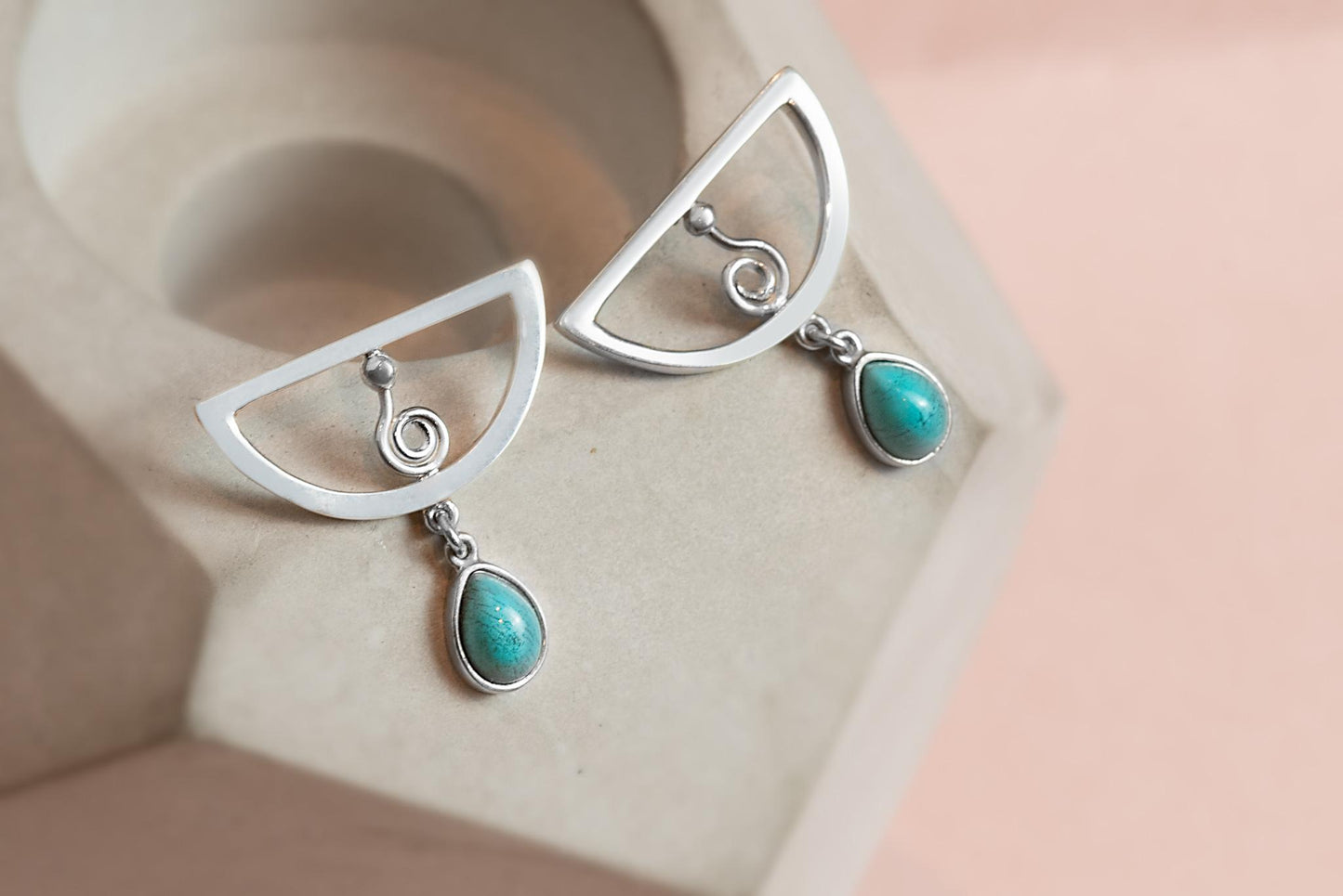 Brinco Odara Semicírculo| Turquesa e Prata 925 usekahla.com