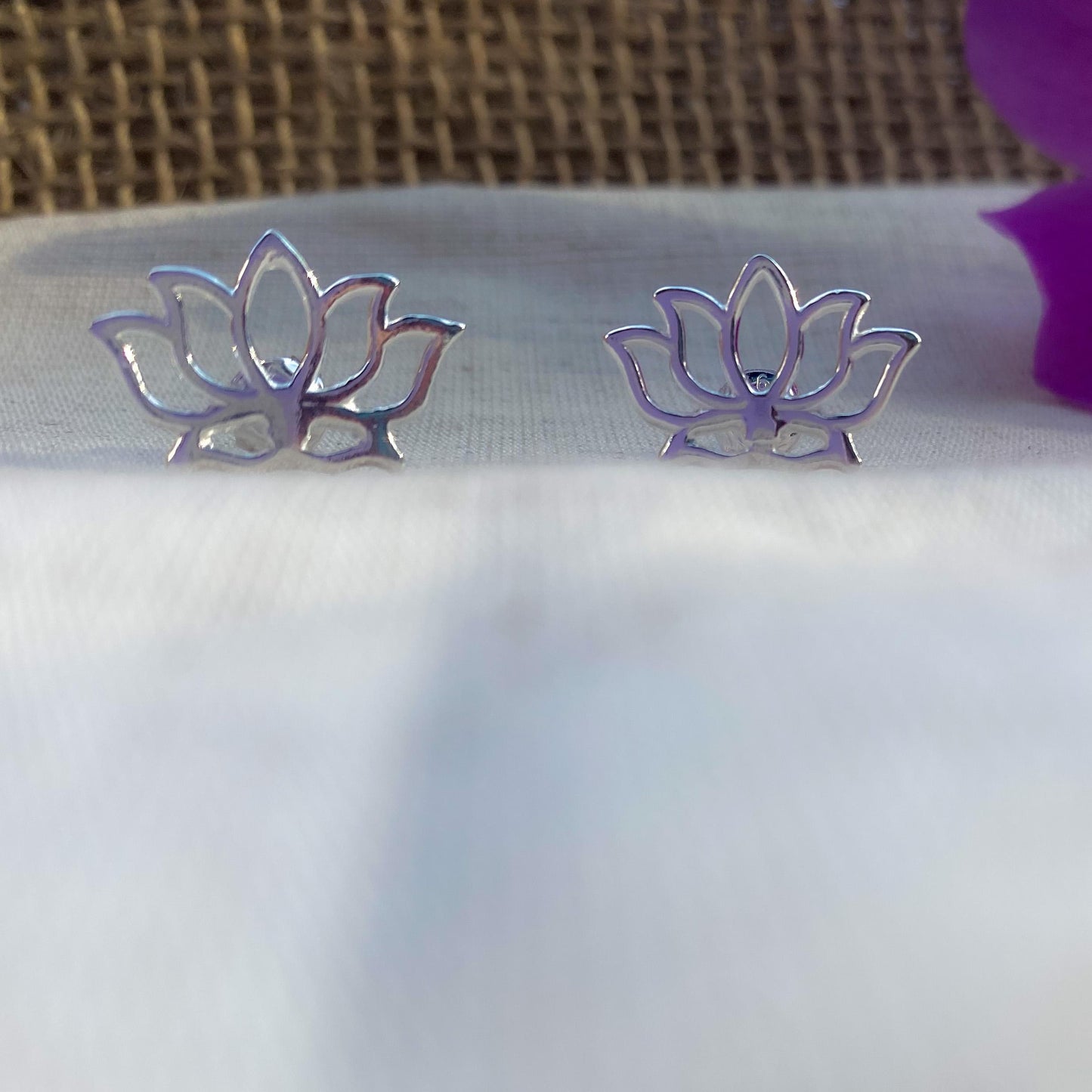 Brinco Flor de Lótus Vazado Prata usekahla.com