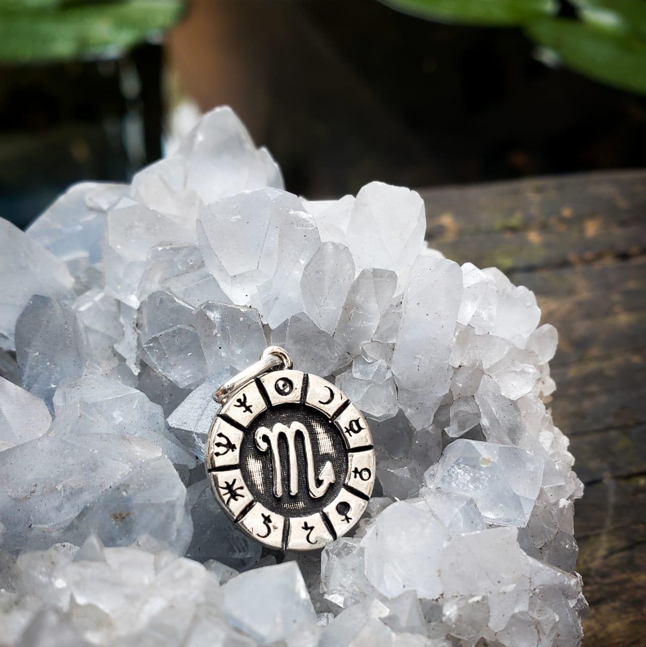Pingente Medalha Signos e Planetas - Escorpião | Prata 925 usekahla.com