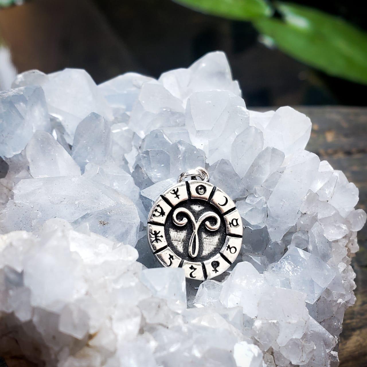 Pingente Medalha Signos e Planetas - Áries | Prata 925 usekahla.com