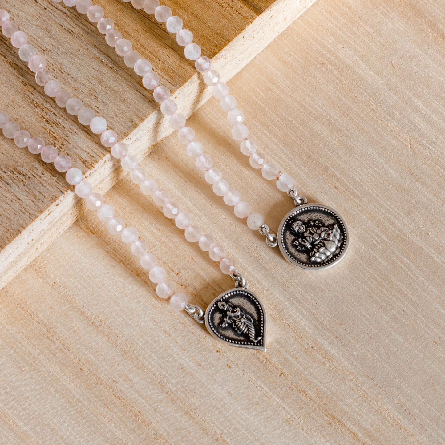 Escapulário Lakshimi e Krishna | Quartzo Rosa e Prata usekahla.com