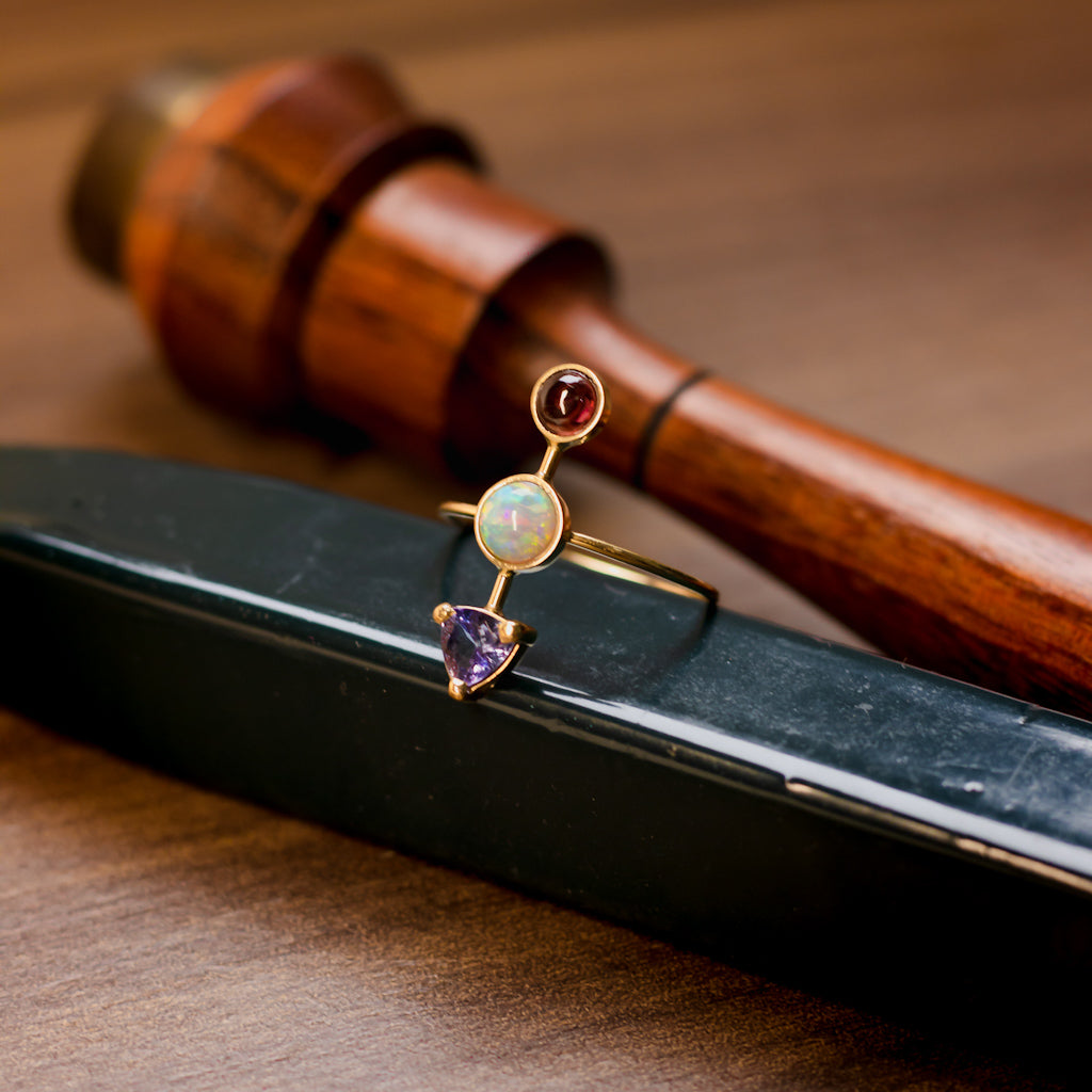 Anel Zora I Opala, Tanzanita, Turmalina Rosa e Ouro 18k Kahla